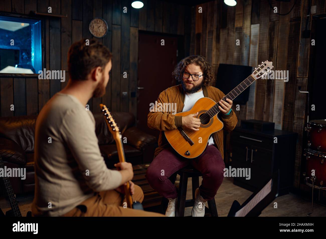 Professeur de musique expliquant les caractéristiques de la guitare Banque D'Images