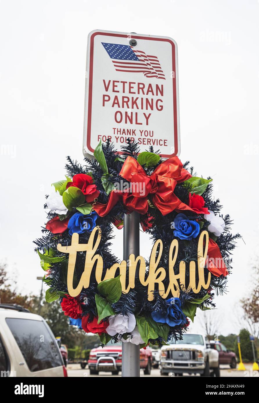 Espace de stationnement spécial pour les vétérans militaires qui portent une couronne de Noël dans un magasin Lowe's Home Improvement dans le centre-nord de la Floride. Banque D'Images