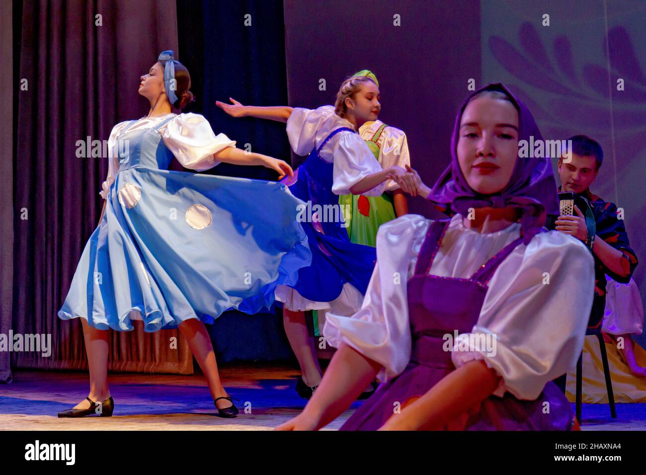 Omsk, Russie.05 décembre 2021.Les danseurs réarrangent la position de danse avant le début de la partie finale de la danse Prohodka.Performances de Banque D'Images