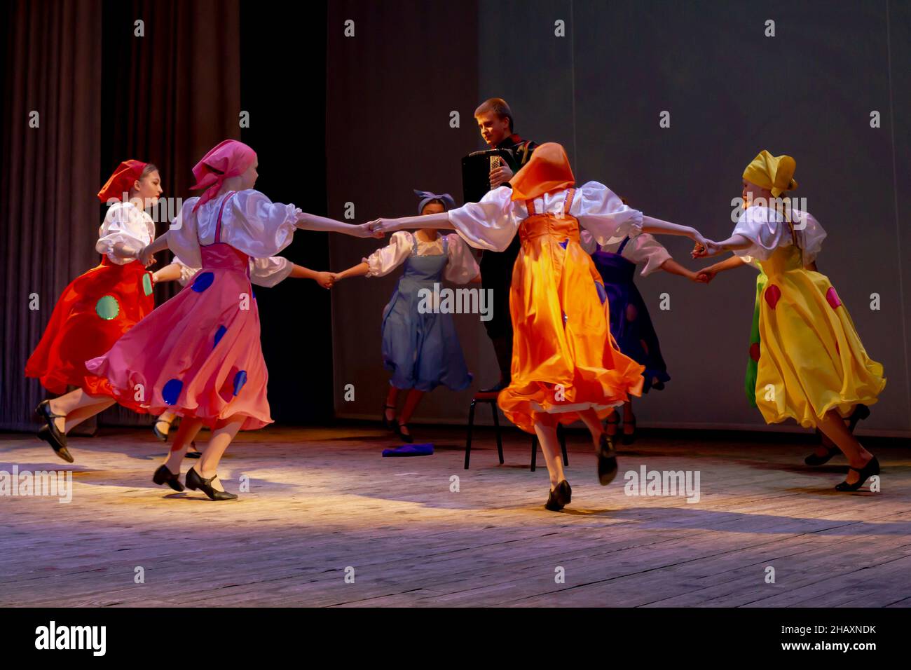 Omsk, Russie.05 décembre 2021.Les danseuses de Prohodka sont en train de courir en forme de grand cercle autour du joueur de bayan.Performance de l'ensemble Samo Banque D'Images