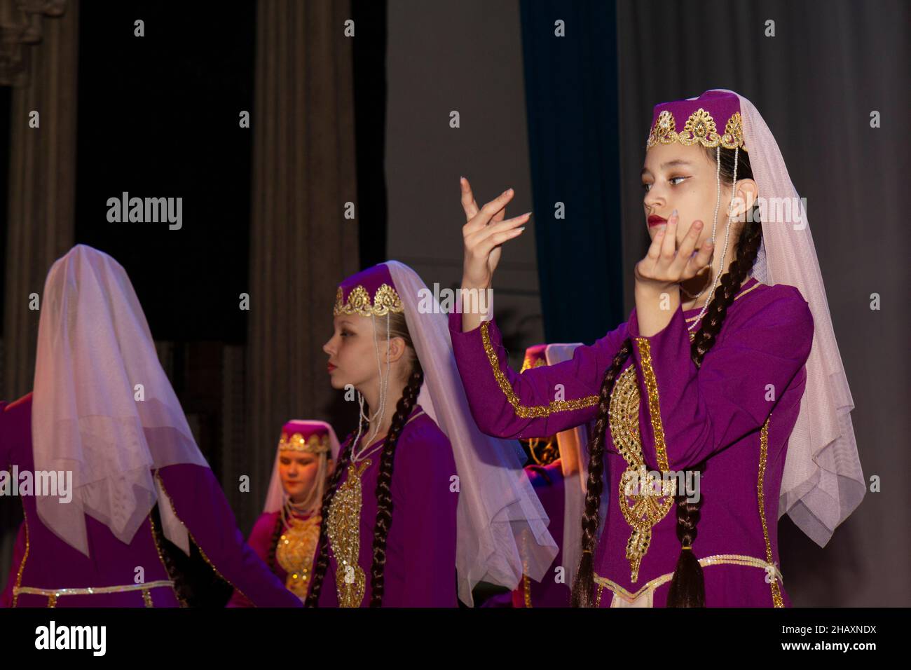 Omsk, Russie.05 décembre 2021.Lors de la représentation de la danse arménienne Blooming Cherry, la danseuse effectue des mouvements rituels avec son han Banque D'Images