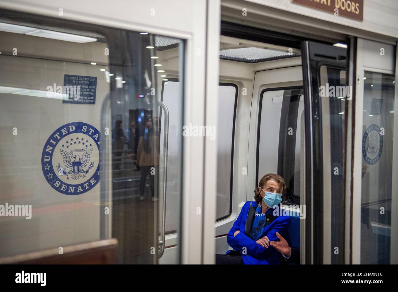 La sénatrice américaine Dianne Feinstein (démocrate de Californie) monte dans le métro du Sénat lors d'un vote au Capitole des États-Unis à Washington, DC, le mercredi 15 décembre 2021.Crédit : Rod Lamkey/CNP/MediaPunch Banque D'Images