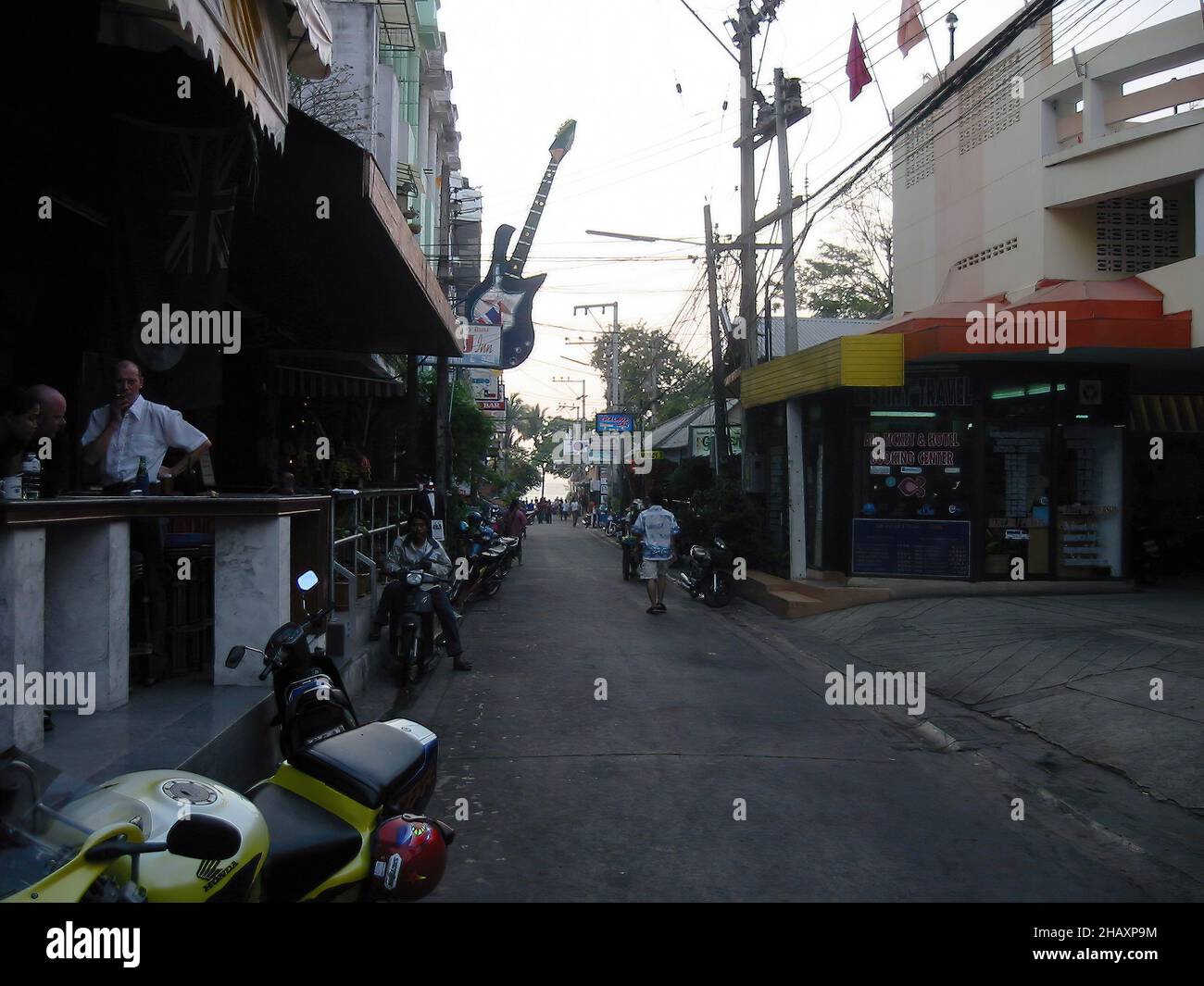 Une rue latérale dans la station balnéaire de Pattaya, Thaïlande Banque D'Images