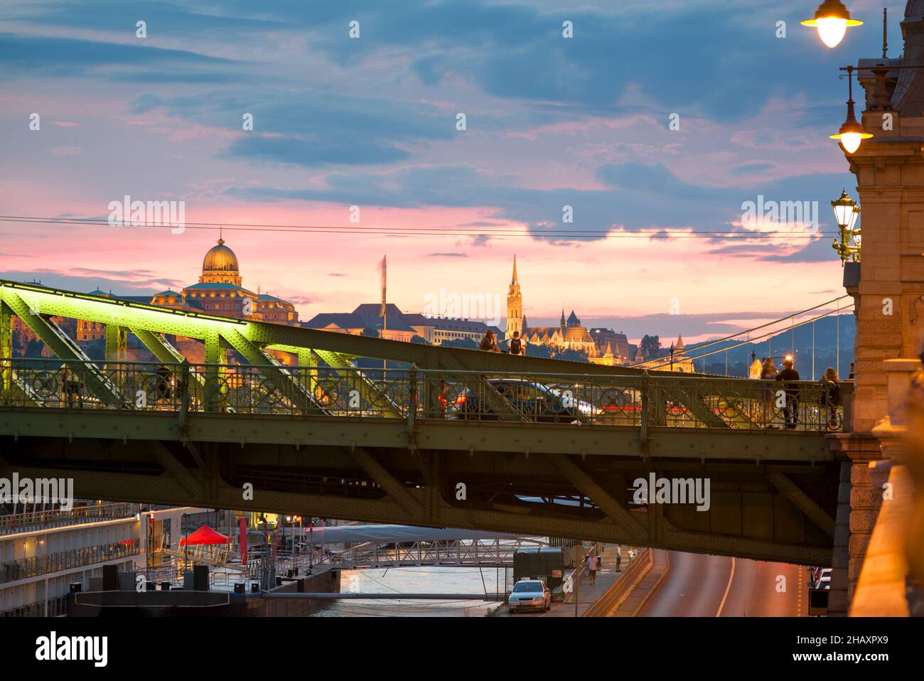 Détail du pont Liberty sur les gratte-ciel de Budapest au coucher du soleil Banque D'Images