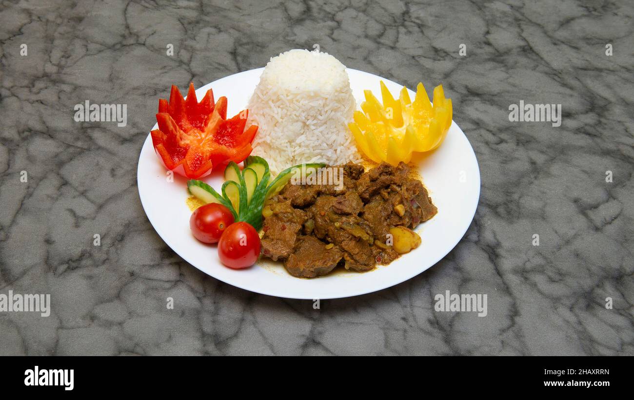 Chèvre au curry avec riz blanc, cuisine jamaïcaine et indienne occidentale Banque D'Images