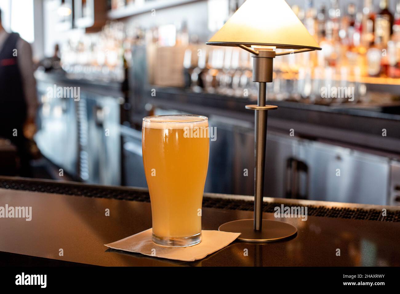 Dégustez une bière au bar du 107th étage de la Tour de la liberté. Banque D'Images