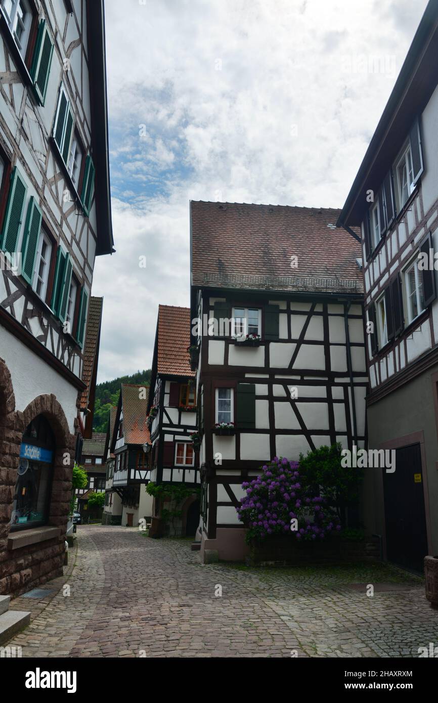 Incliné tourné des maisons traditionnelles du sud de l'Allemagne sous le ciel nuageux à Schiltach, Allemagne Banque D'Images