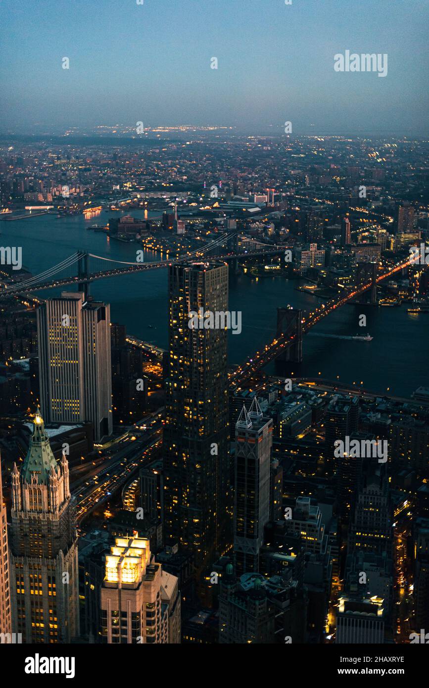 Vue au crépuscule de Manhattan et Brooklyn depuis le pont de l'observatoire de One World Trade, Freedom Tower.New York, New York. Banque D'Images