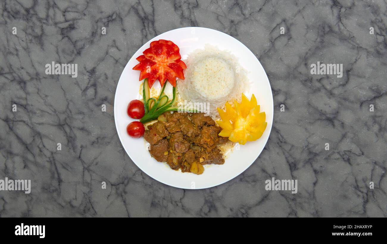 Chèvre au curry avec riz blanc, cuisine jamaïcaine et indienne occidentale Banque D'Images