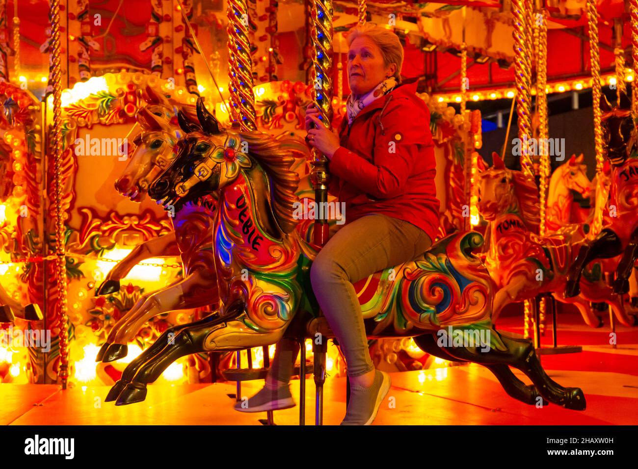 Bournemouth, Dorset, Royaume-Uni. 15 décembre 2021. Les visiteurs, les familles et les enfants enthousiastes affluent dans les jardins de Bournemouth par une douce soirée pour découvrir le pays des merveilles de l'arbre de Noël de Bournemouth avec plus de 100 arbres scintillants et illuminations. Certains des arbres sont thématiques pour représenter six villes à travers le monde. Les visiteurs peuvent suivre le sentier et marcher à travers l'arbre de promenade de 60 pieds. Carrousel de chevaux au galop, joyeuse ronde à Pier Approach. Crédit : Carolyn Jenkins/Alamy Live News Banque D'Images