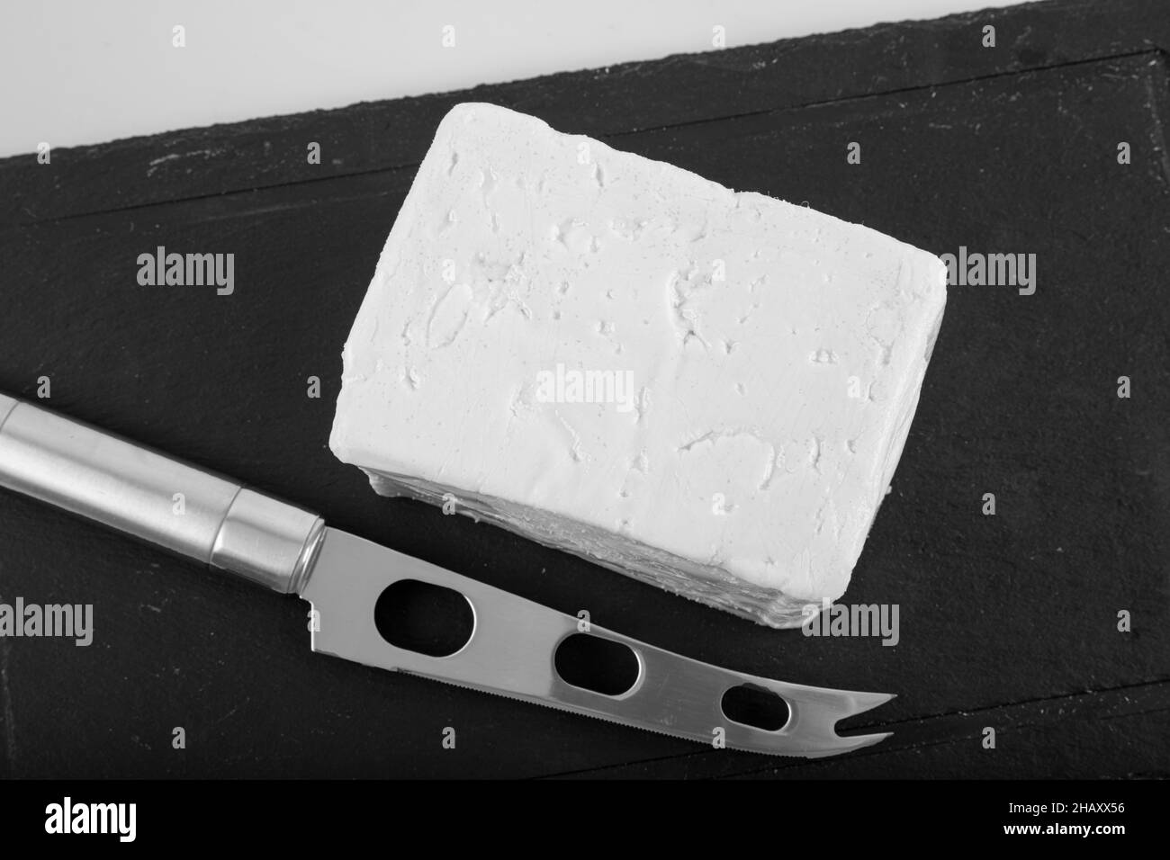 Fromage Feta turc frais.Ingrédient sain pour la cuisson de la salade.Féta émiettée sur la planche à découper. Banque D'Images