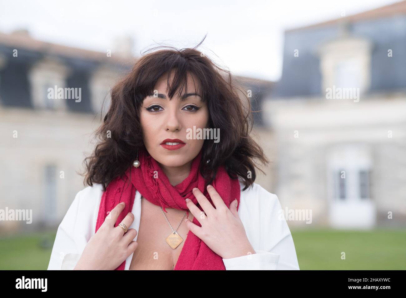 Portrait d'une belle femme portant un foulard rouge debout à l'extérieur Banque D'Images