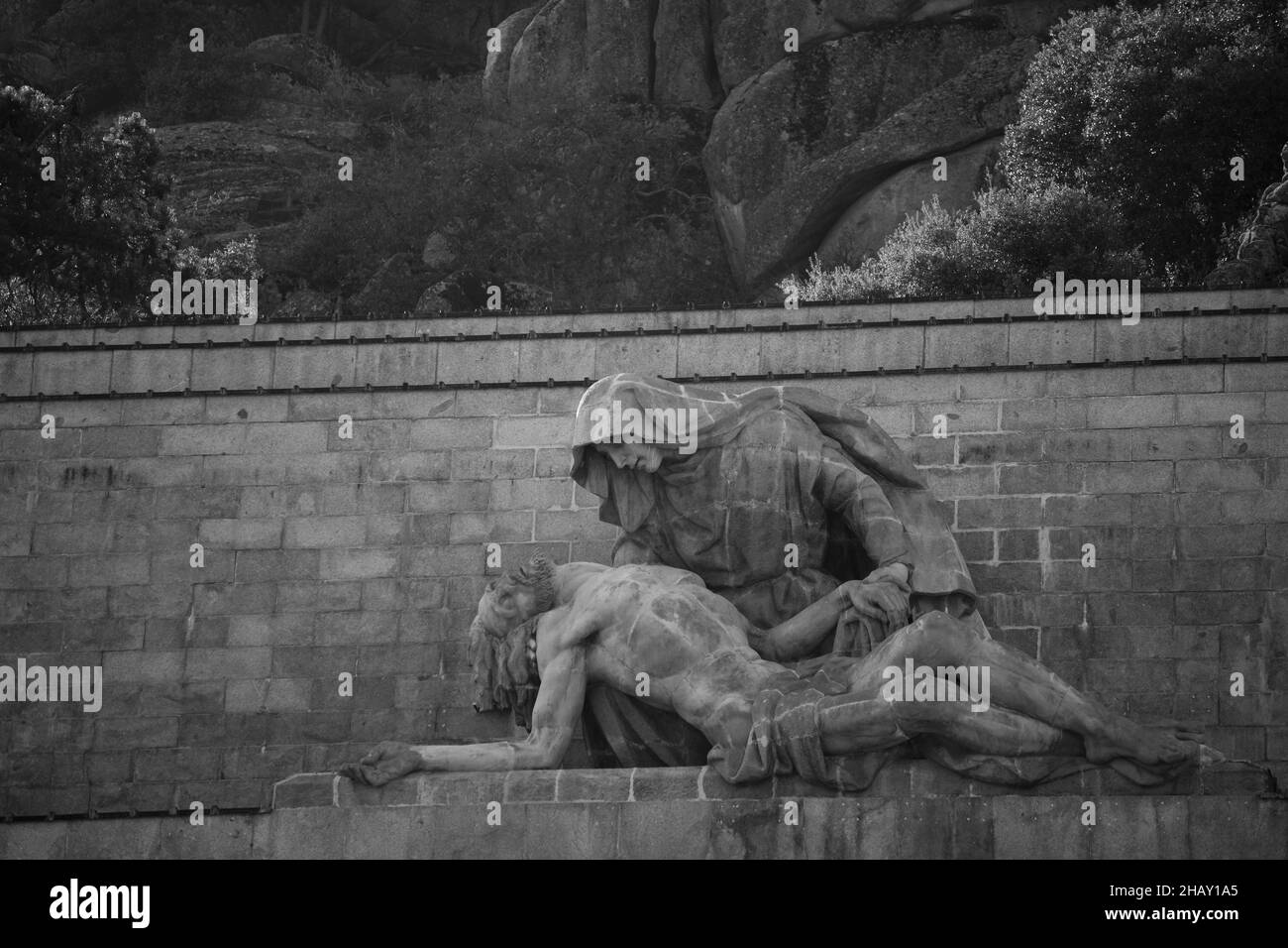 VALLE DE LOS CAIDOS, ESPAGNE - 09 novembre 2017 : photo en niveaux de gris d'une sculpture dans la Vallée des morts, basilique catholique en Espagne Banque D'Images