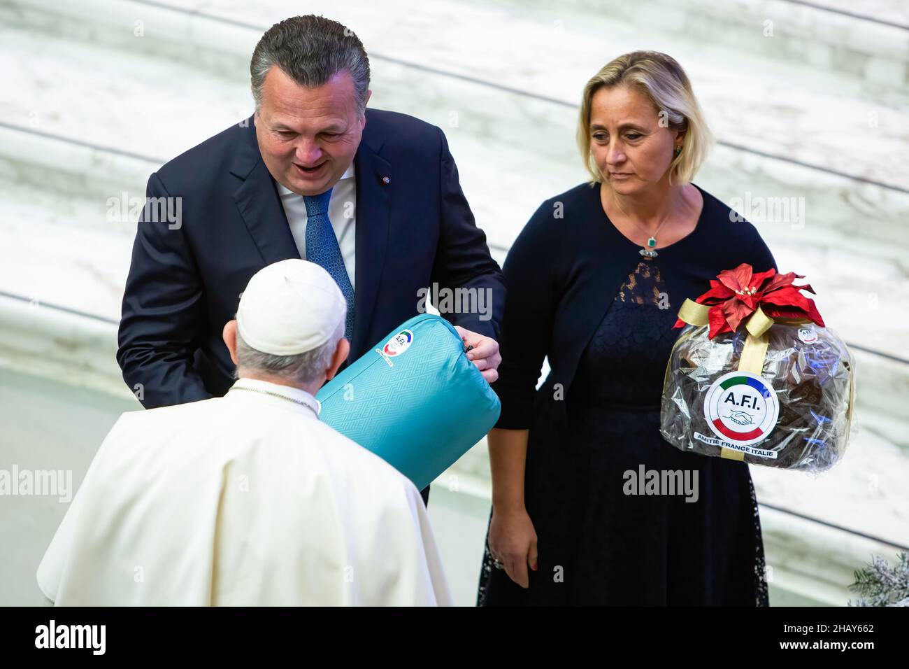 Vatican, Vatican.15th décembre 2021.Le président de l'association ACI (France Italie Friendship), Paolo Celi (L), et sa femme Valentina offrent un gâteau Panettone au pape François lors de l'audience générale.Audience générale du mercredi du Pape François traditionnel dans la salle d'audience Paul VI de la Cité du Vatican.(Photo de Stefano Costantino/SOPA Images/Sipa USA) Credit: SIPA USA/Alay Live News Banque D'Images