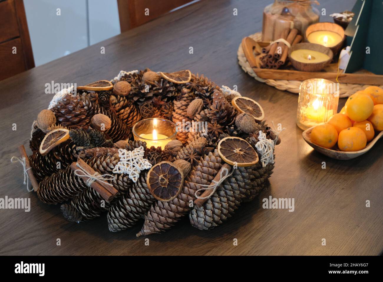 Couronne de l'Avent maison avec bougie de cire d'abeille sur table en bois  sombre décorée avec goût Photo Stock - Alamy