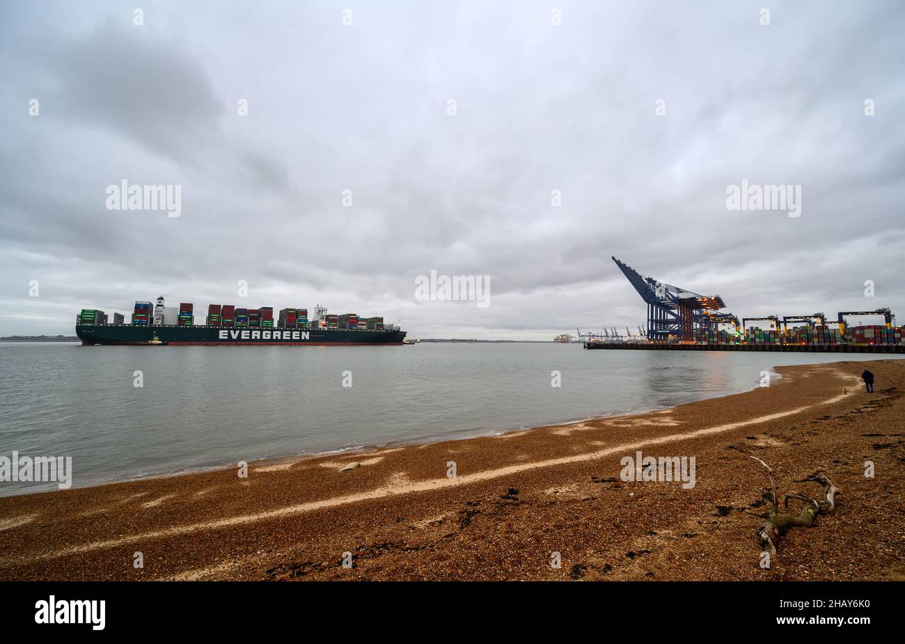 Felixstowe, Suffolk, Royaume-Uni : un gros navire-conteneur entre dans le port de Felixstowe.Le port de Felixstowe est l'un des plus grands de Grande-Bretagne. Banque D'Images
