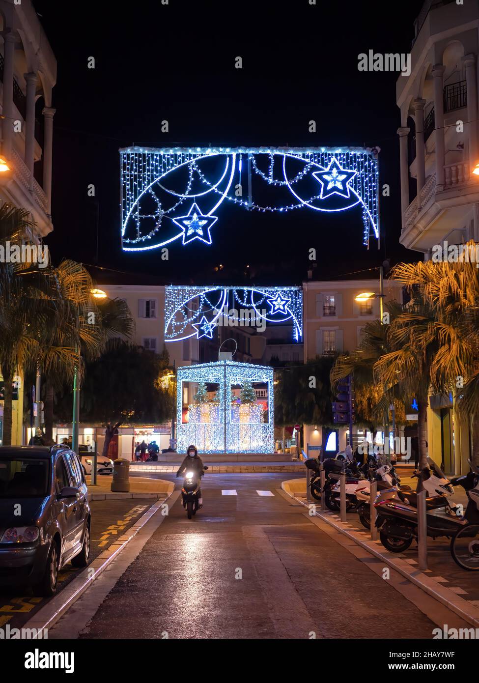 Menton, France - 6 décembre 2021 : une rue illuminée et décorée de Noël à Menton, France, la nuit. Banque D'Images