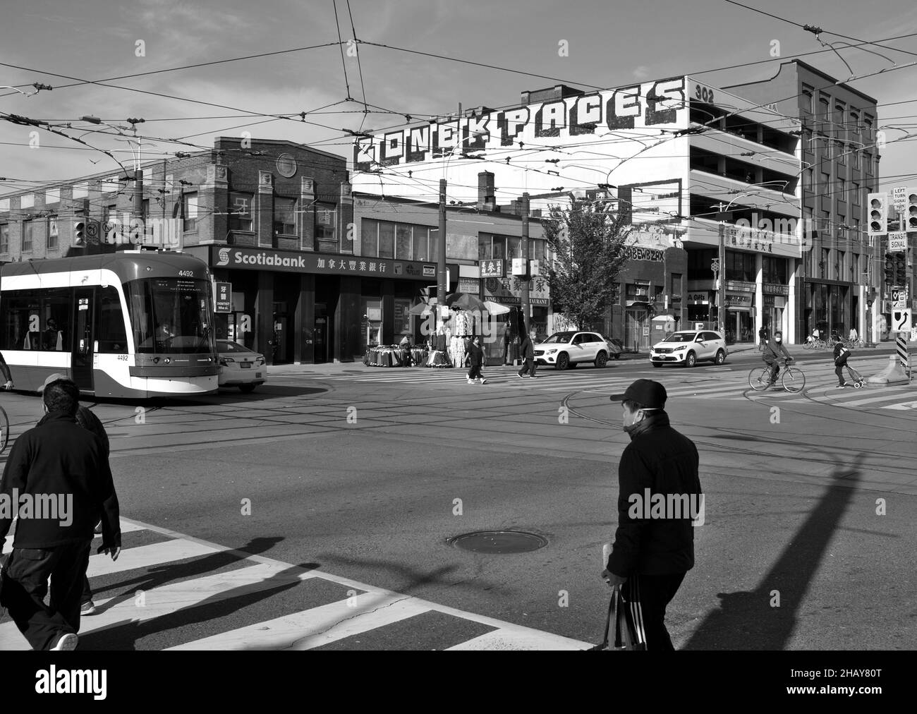 Intersection animée dans le centre-ville de Toronto Banque D'Images