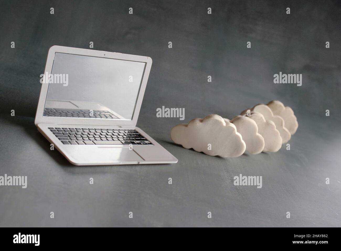 Concept de Cloud computing.Ordinateur portable et nuages blancs. Banque D'Images
