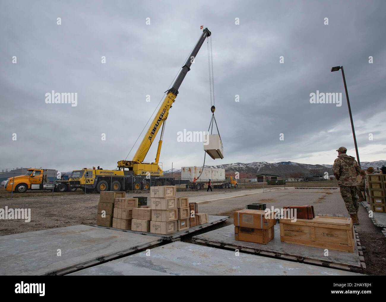 Une compagnie de grue sous contrat lève de nouvelles installations de stockage en place le 13 décembre 2021 à la base de la Garde nationale aérienne Roland R. Wright, Utah.Les installations délabrées, qui avaient plus de 20 ans, étaient remplacées le même jour par des bâtiments neufs et améliorés.(É.-U.Photo de la Garde nationale aérienne par le Sgt.John Winn) Banque D'Images