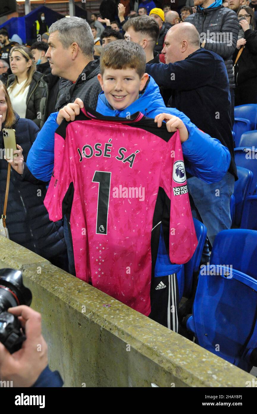 Brighton, Royaume-Uni.15th décembre 2021.Un jeune fan de Wolves tient fièrement le maillot qui lui a été remis par José sa Goalkeeper de Wolverhampton Wanderers à la suite du match de la Premier League entre Brighton & Hove Albion et Wolverhampton Wanderers à l'Amex le 15th 2021 décembre à Brighton, en Angleterre.(Photo de Jeff Mood/phcimages.com) Credit: PHC Images/Alamy Live News Banque D'Images