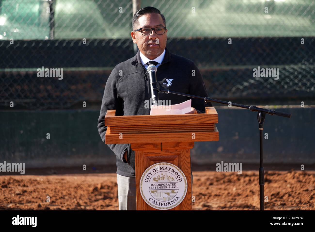 Gerry Salcedo, directeur exécutif de YMCA Southeast-Rio Vista, parle lors d'une cérémonie d'inauguration du champ de rêve Dodgers à Maywood Park.Le projet en S. Banque D'Images