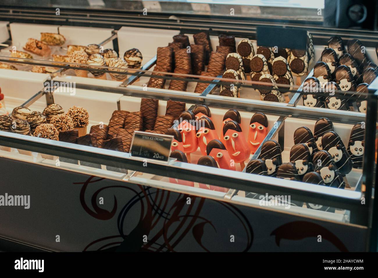 Grand présentoir avec plein de délicieuses friandises et de crème glacée sur des bâtons Banque D'Images