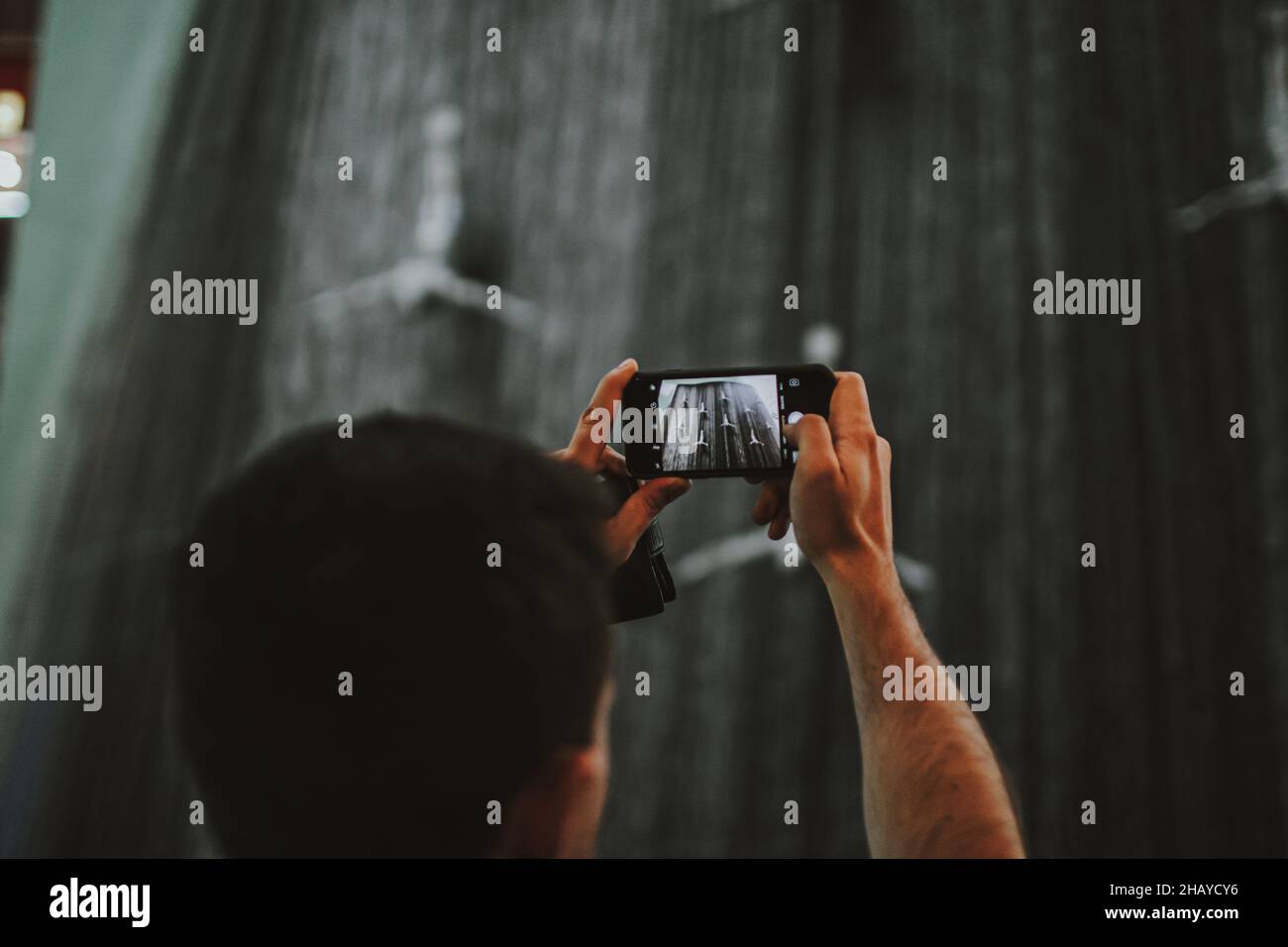 Personne tenant le téléphone en prenant des photos et des vidéos sur l'appareil photo de smartphone moderne Banque D'Images