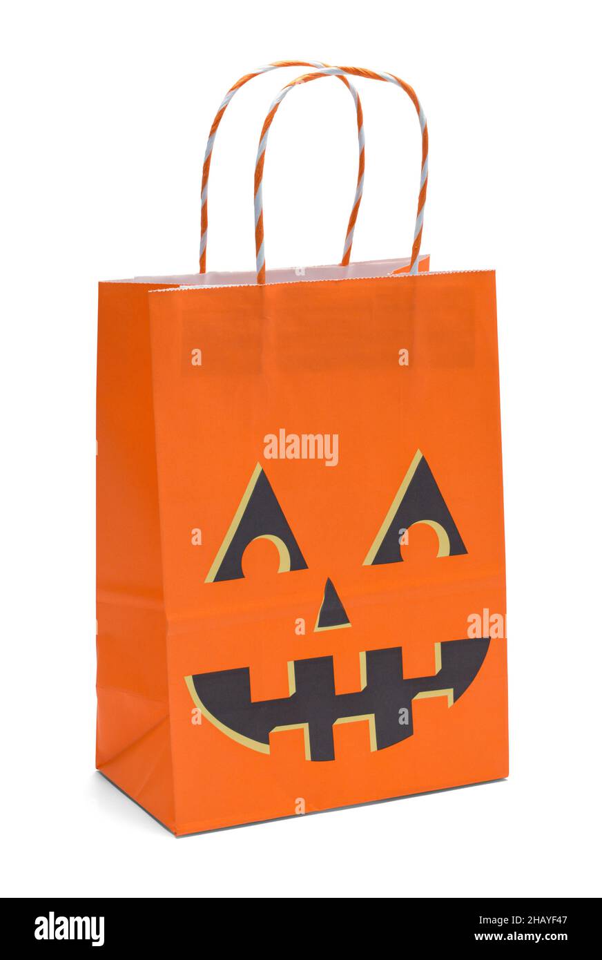Sac de citrouille en papier orange découpé sur blanc. Banque D'Images