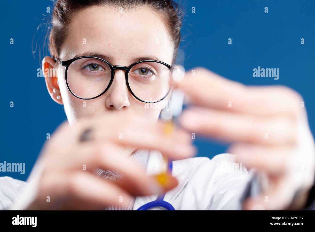 médecin prêt à inoculer aux patients un médicament pour prévenir ou traiter la maladie en se fondant sur les connaissances scientifiques actuelles Banque D'Images