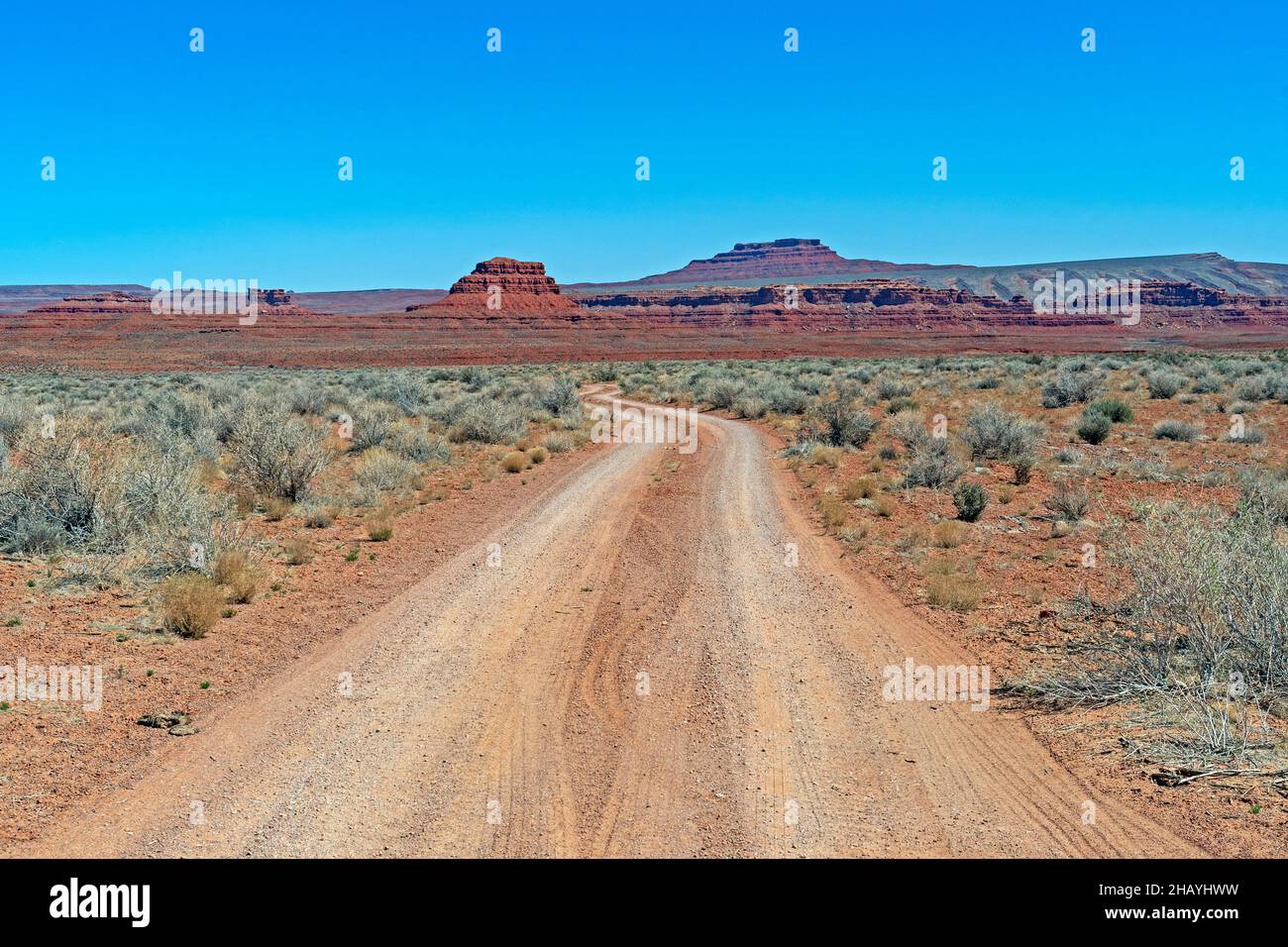 Route de la poussière dans le pays des Red Rocks dans la vallée des dieux dans l'Utah Banque D'Images