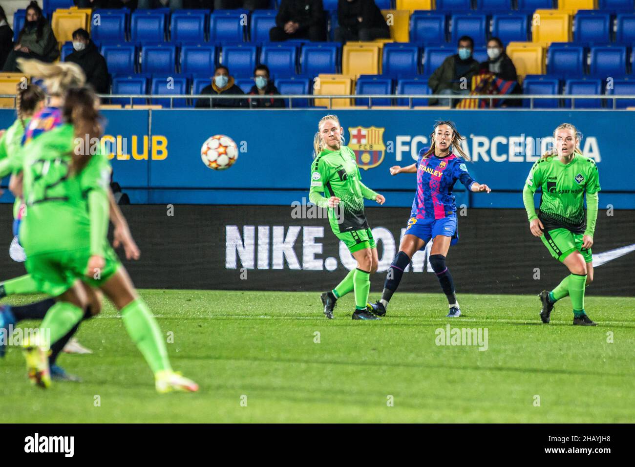 Barcelone, Espagne.15th décembre 2021.Leila Ouahabi (R2) du FC Barcelone, et Selma Svendsen (R) de HB Koge Kvindelite en action pendant le match de la Ligue des champions des femmes de l'UEFA entre le FC Barcelona Femeni et HB Koge Kvindelite au stade Johan Cruyff.finale; FC Barcelona Femeni 5:0 HB Koge Kvindelite.Crédit : SOPA Images Limited/Alamy Live News Banque D'Images