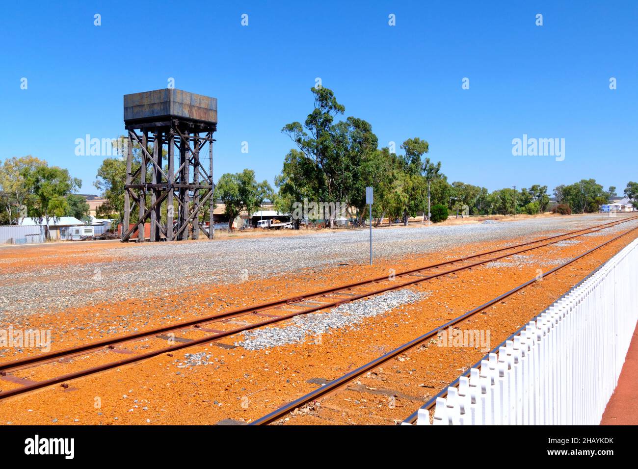 Quartier ferroviaire de Wongan Hills avec tour d'eau, Wongan Hills, Australie occidentale Banque D'Images