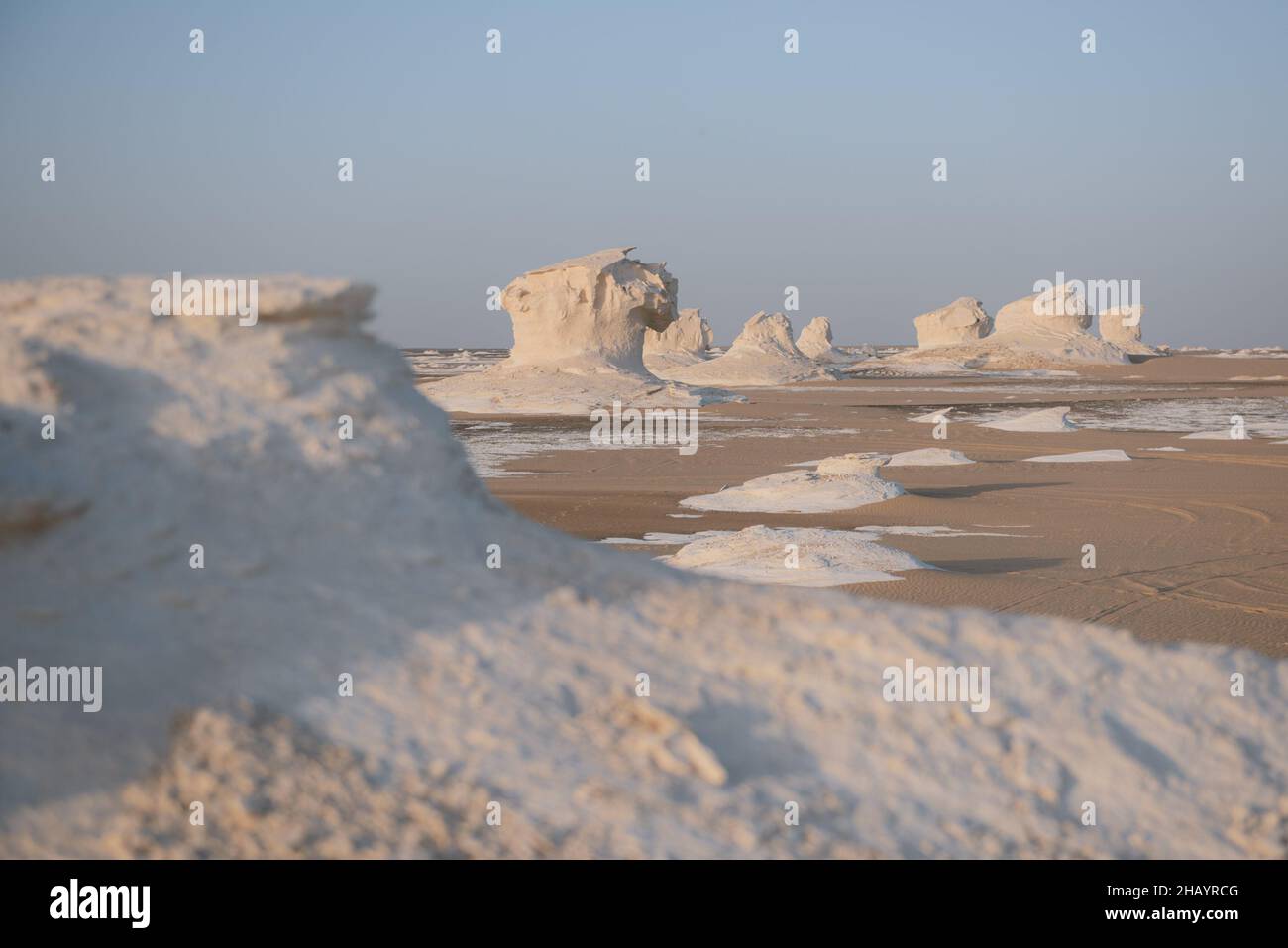 Formations rocheuses en forme de champignons dans le désert blanc, Farafra, Égypte Banque D'Images
