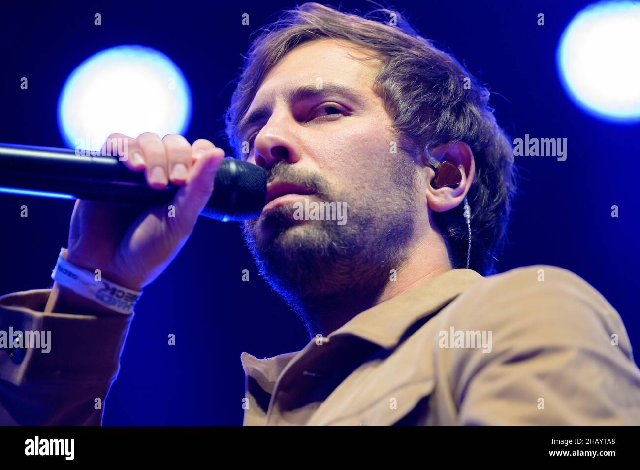 Hambourg, Allemagne.14th décembre 2021.Le chanteur Max Giesinger chante sur scène.De nombreux musiciens célèbres et des artistes de haut en haut ont secoué la scène du Barclays Arena de Hambourg, mais la plupart de leur public n'était pas assis dans les stands, mais devant les écrans.Le concert en streaming du don du projet « AllHandsOnDeck » avait pour but de recueillir le plus d'argent possible au profit du personnel de concert et des artistes dont les moyens de subsistance sont menacés.Credit: Jonas Walzberg/dpa/Alay Live News Banque D'Images