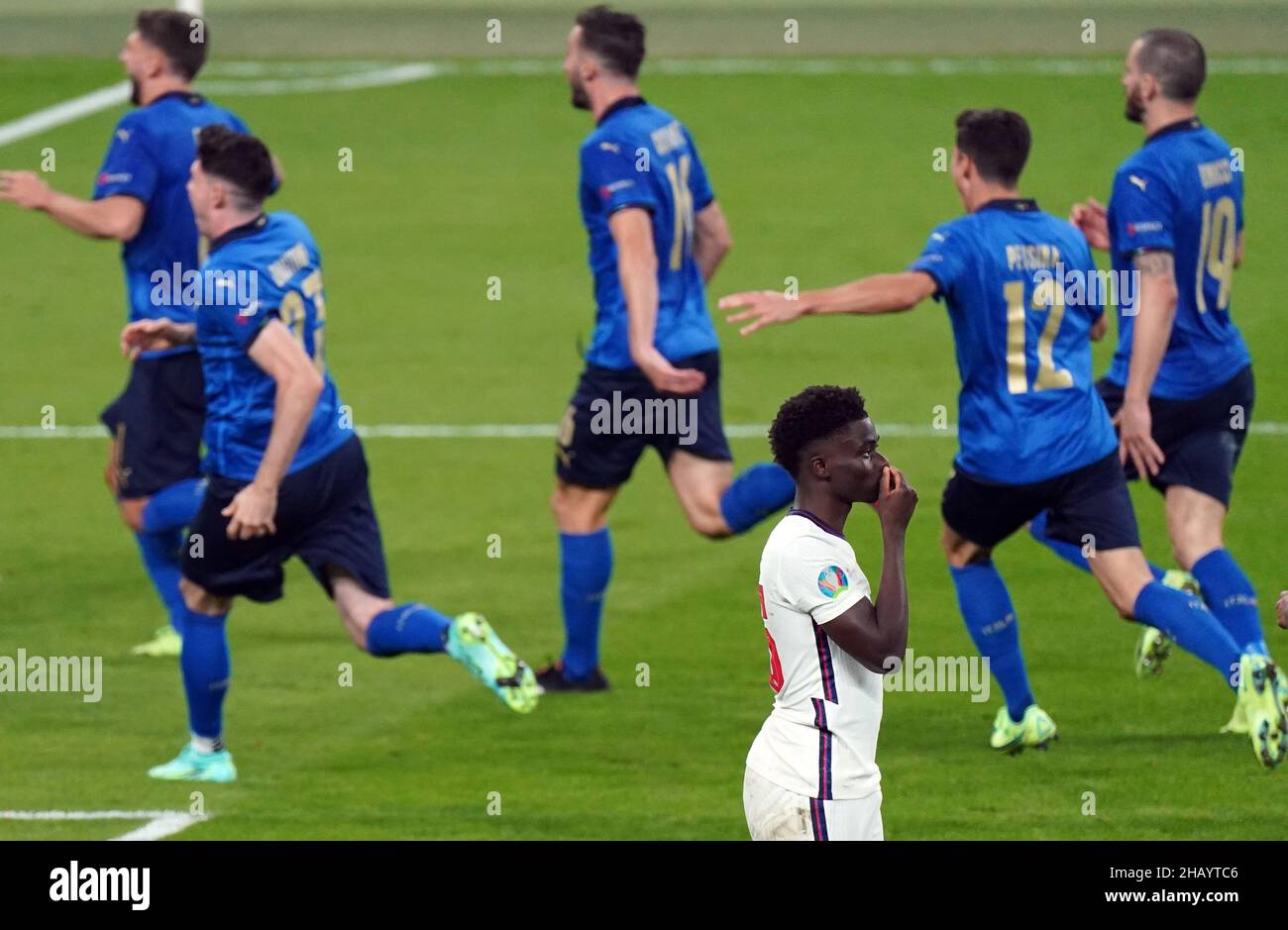 Photo du dossier datée du 11-07-2021 de l'Angleterre Bukayo Saka debout abattu après avoir disparu pendant la fusillade de pénalité contre l'Italie.Luke Shaw a frappé au début de la finale à Wembley, mais les hommes de Roberto Mancini ont retouché par Leonardo Bonucci et ont continué à prévaloir sur les sanctions alors que le vieux talon d'Achille de l'Angleterre a encore prouvé leur unto.Date d'émission : jeudi 16 décembre 2021. Banque D'Images