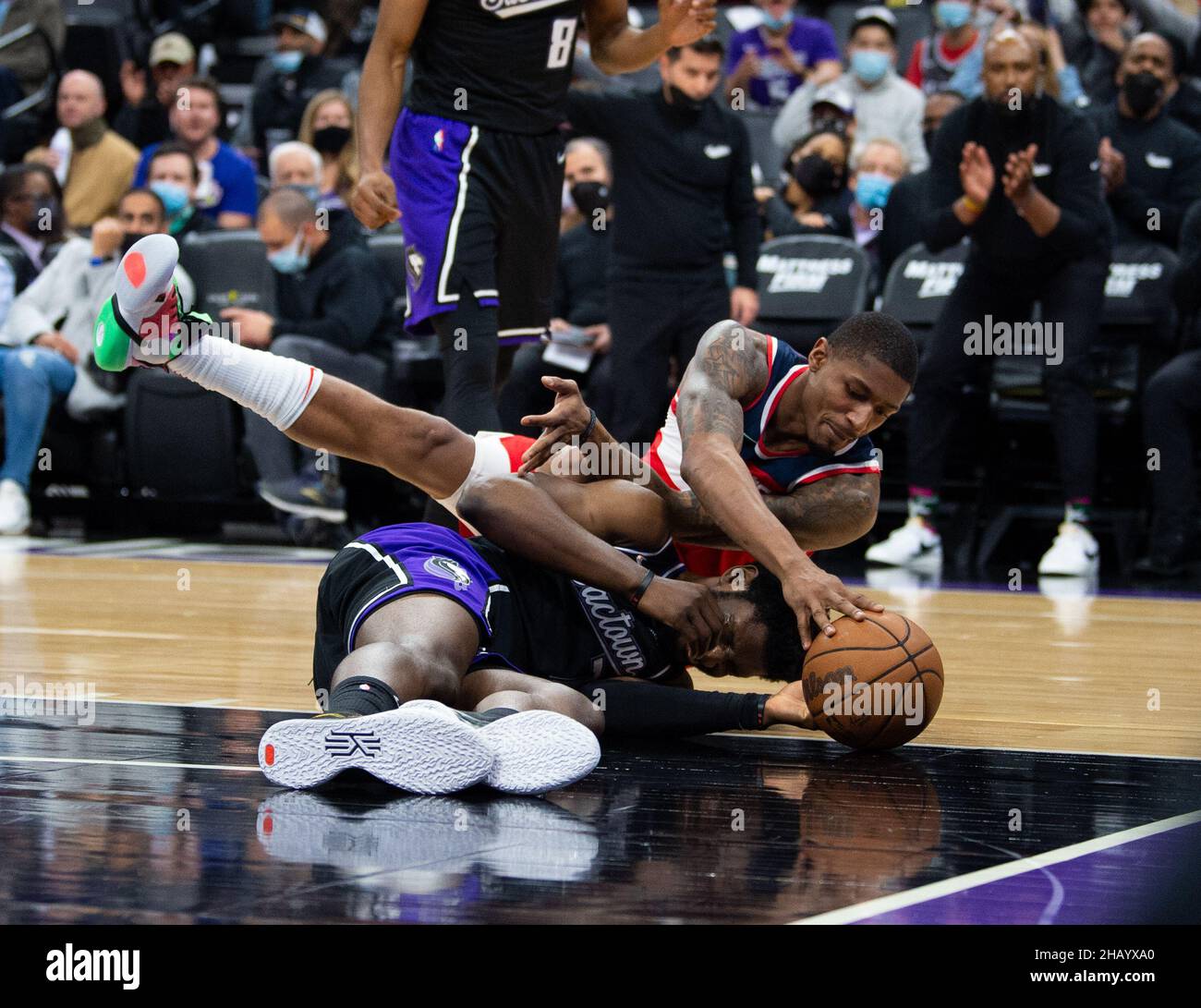 Sacramento, Californie, États-Unis.15th décembre 2021.Washington Wizards garde Bradley Beal (3) et Sacramento Kings avance Chimezie METU (7) bataille pour rebondir dans la deuxième moitié lors d'un match au Golden 1 Center le mercredi 15 décembre 2021, à Sacramento.(Image de crédit : © Paul Kitagaki Jr./ZUMA Press Wire) Banque D'Images