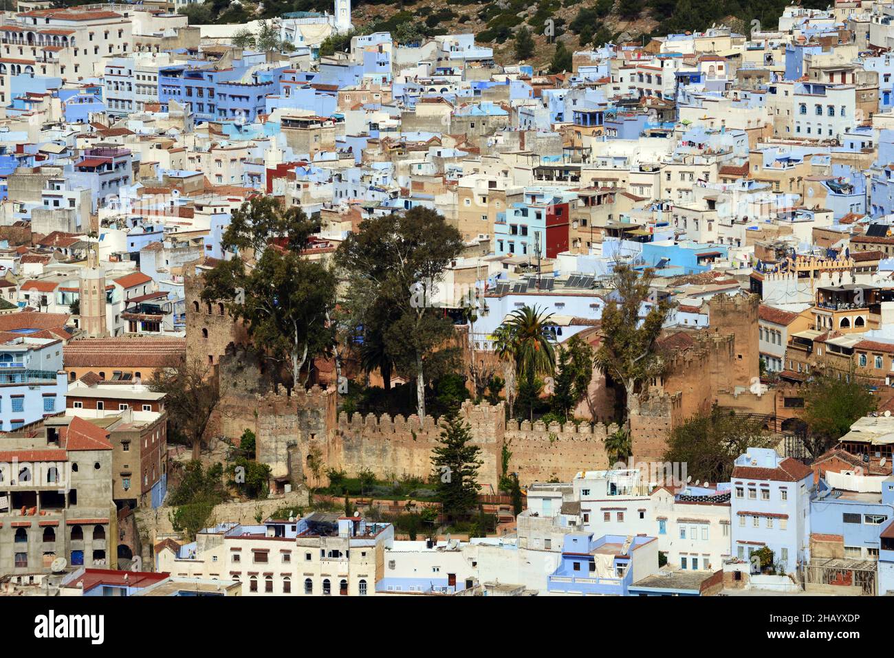 Vue sur la Kasbah de Chefchouen dans les montagnes de Rif au Maroc. Banque D'Images