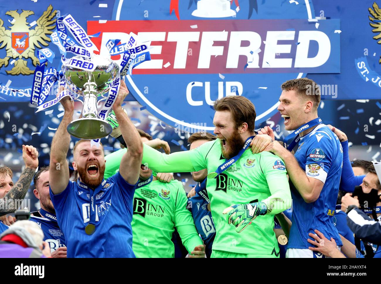 Photo du dossier en date du 28-02-2021 de Shaun Rooney de St Johnstone (à gauche) célébrant avec le trophée de la coupe Betfred.Le cueilleur de la première moitié de Shaun Rooney s'est avéré suffisant pour sécuriser St Johnstone leur deuxième morceau de grand argenterie alors qu'ils ont gagné la finale de la coupe Betfred 1-0 contre Livingston à Hampden.Date d'émission : jeudi 16 décembre 2021. Banque D'Images