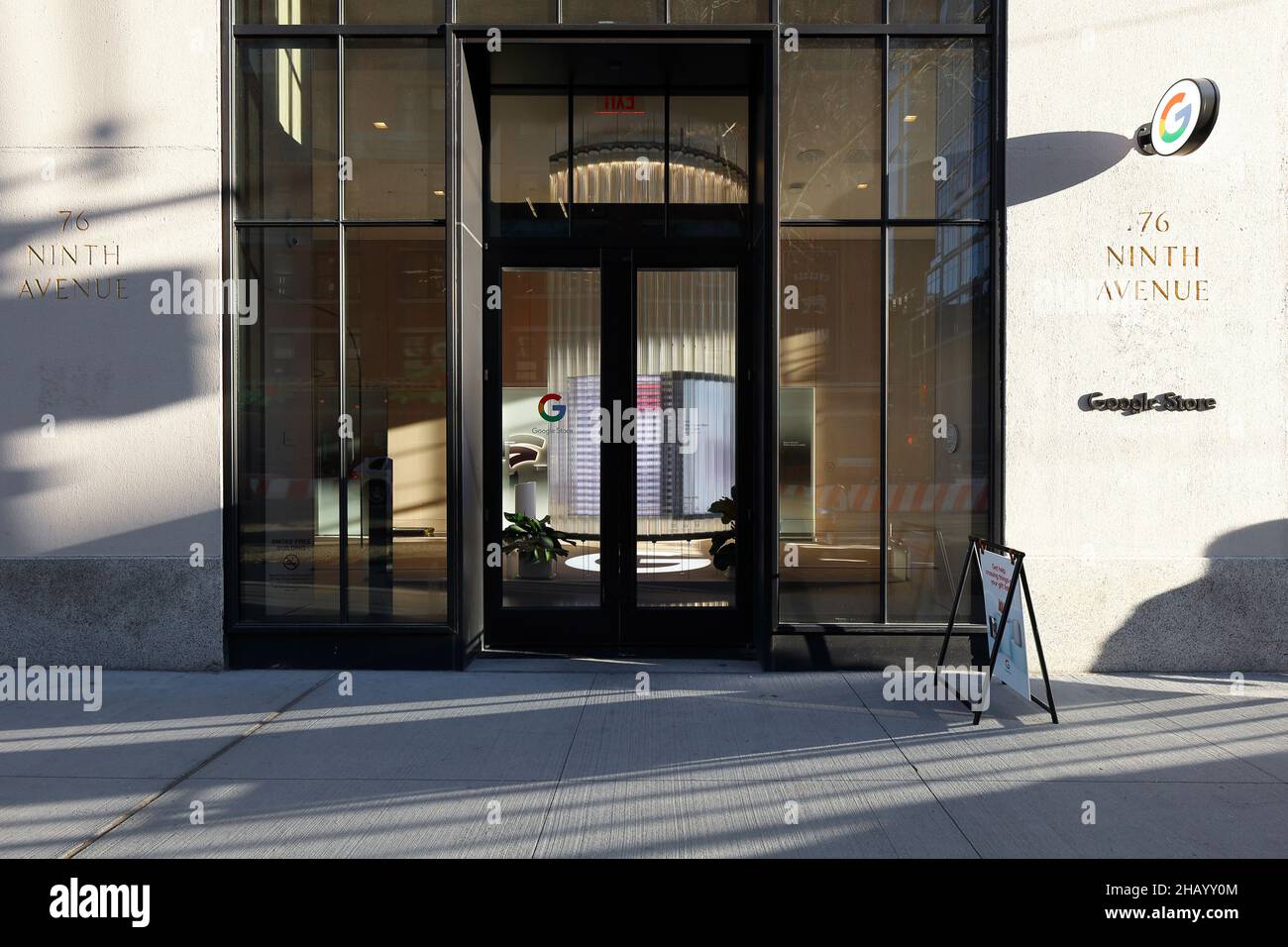 Google Store, 76 9th Ave, New York, NYC boutique photo d'un magasin de technologie et d'électronique grand public dans le quartier de Chelsea à Manhattan. Banque D'Images