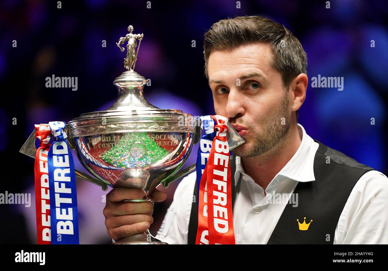 Photo du dossier datée du 03-05-2021 de Mark Selby, en Angleterre, après avoir remporté les Championnats du monde de Snooker de Betfred 2021.Mark Selby a remporté son quatrième titre de champion du monde de Snooker avec une victoire de 18-15 sur Shaun Murphy au Crucible.Date d'émission : jeudi 16 décembre 2021. Banque D'Images