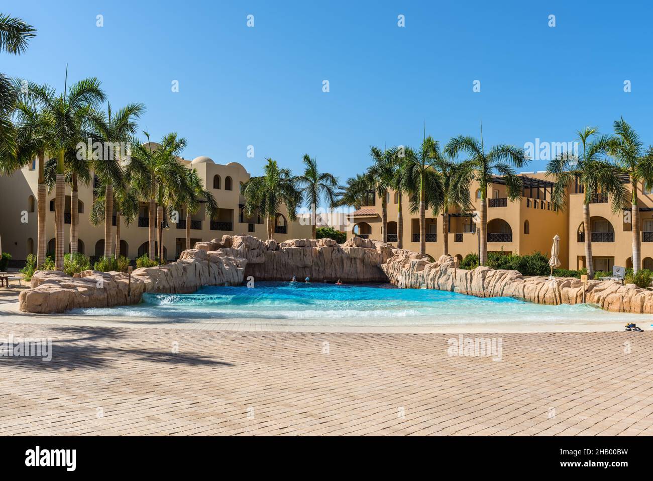 Hurghada, Egypte - 28 mai 2021: Vue sur la piscine à vagues dans le Stella Di Mare Gardens Resort and Spa situé dans la baie de Makadi, qui l'un des beaux d'Egypte Banque D'Images