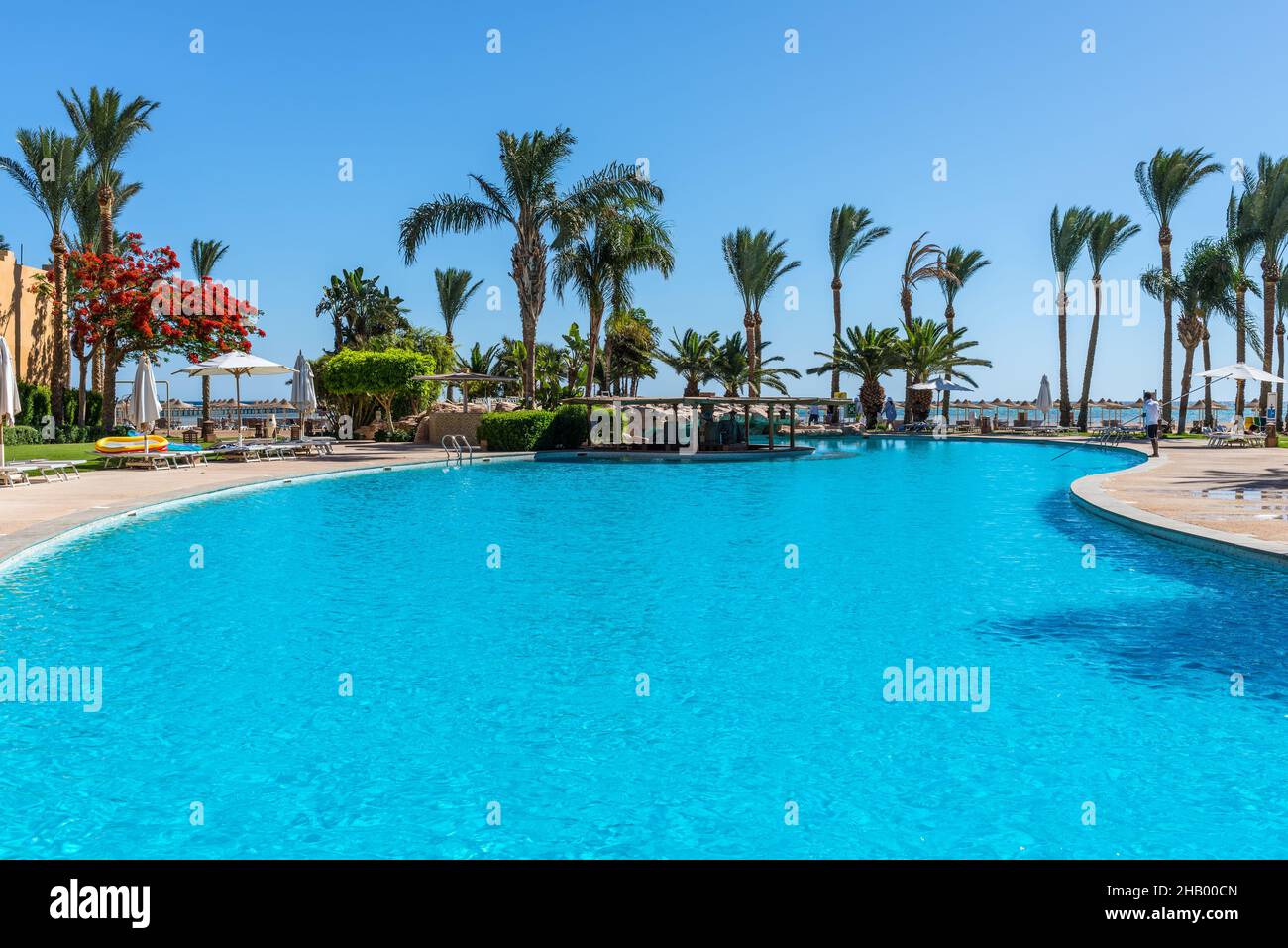 Hurghada, Egypte - 24 mai 2021: Vue sur la piscine dans le Stella Di Mare Beach Resort and Spa situé dans la baie de Makadi, qui l'un des beautif d'Egypte Banque D'Images