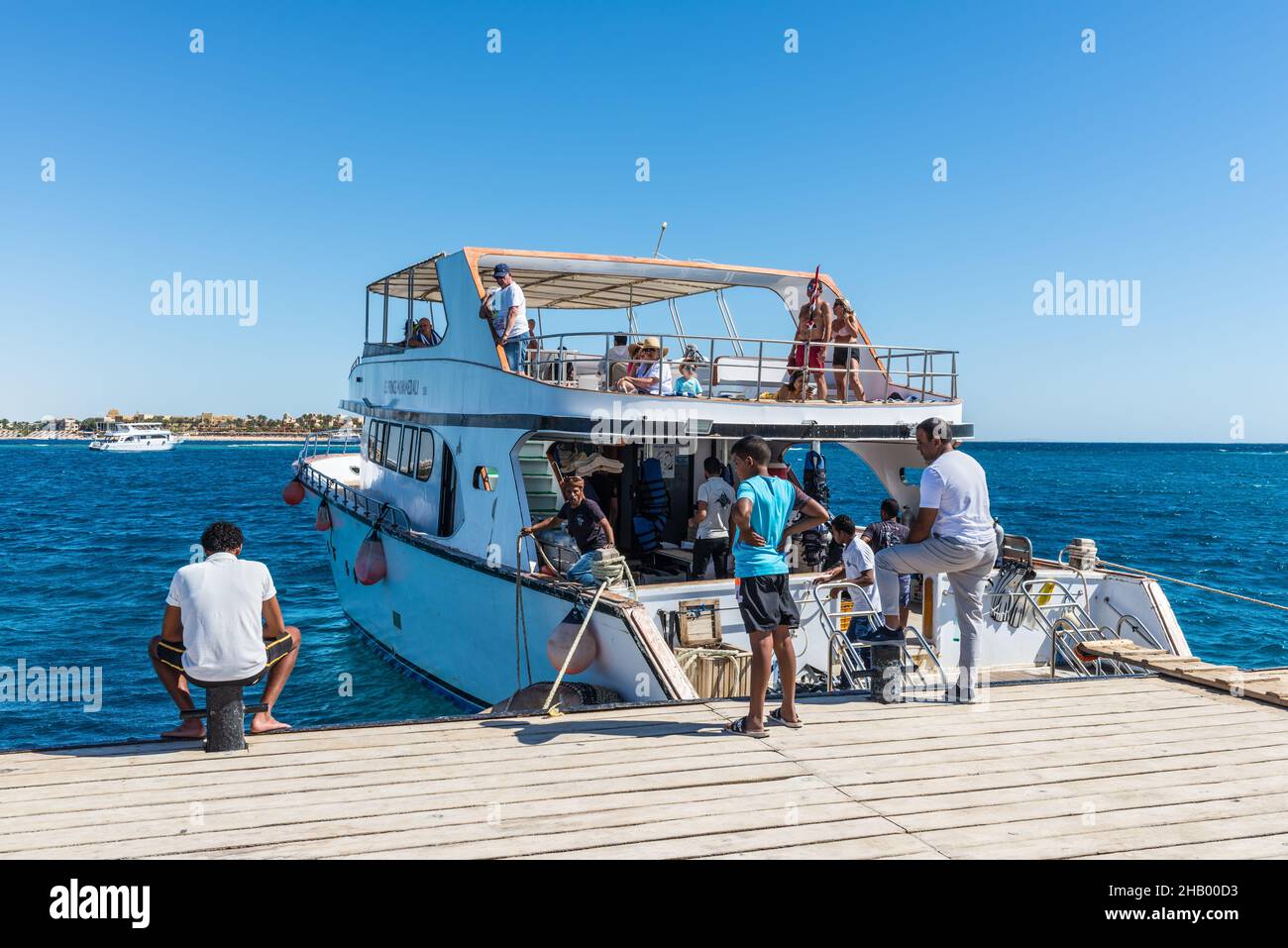 Hurghada, Égypte - 25 mai 2021 : un yacht confortable pour la plongée attend les plongeurs sur un quai de la baie de Makadi, qui est l'un des beaux rouges d'Égypte Banque D'Images