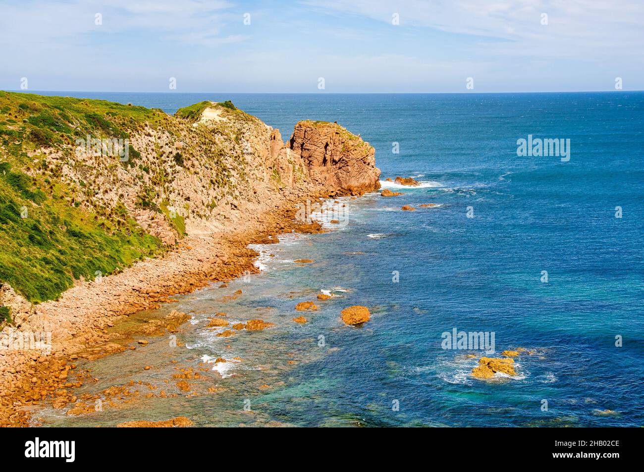 La baie de Cowrie est une baie rocheuse orientée vers l'ouest avec une plage de sable grossier faite des vagues qui s'enferent au granite environnant - Phillip Island, Victoria Banque D'Images