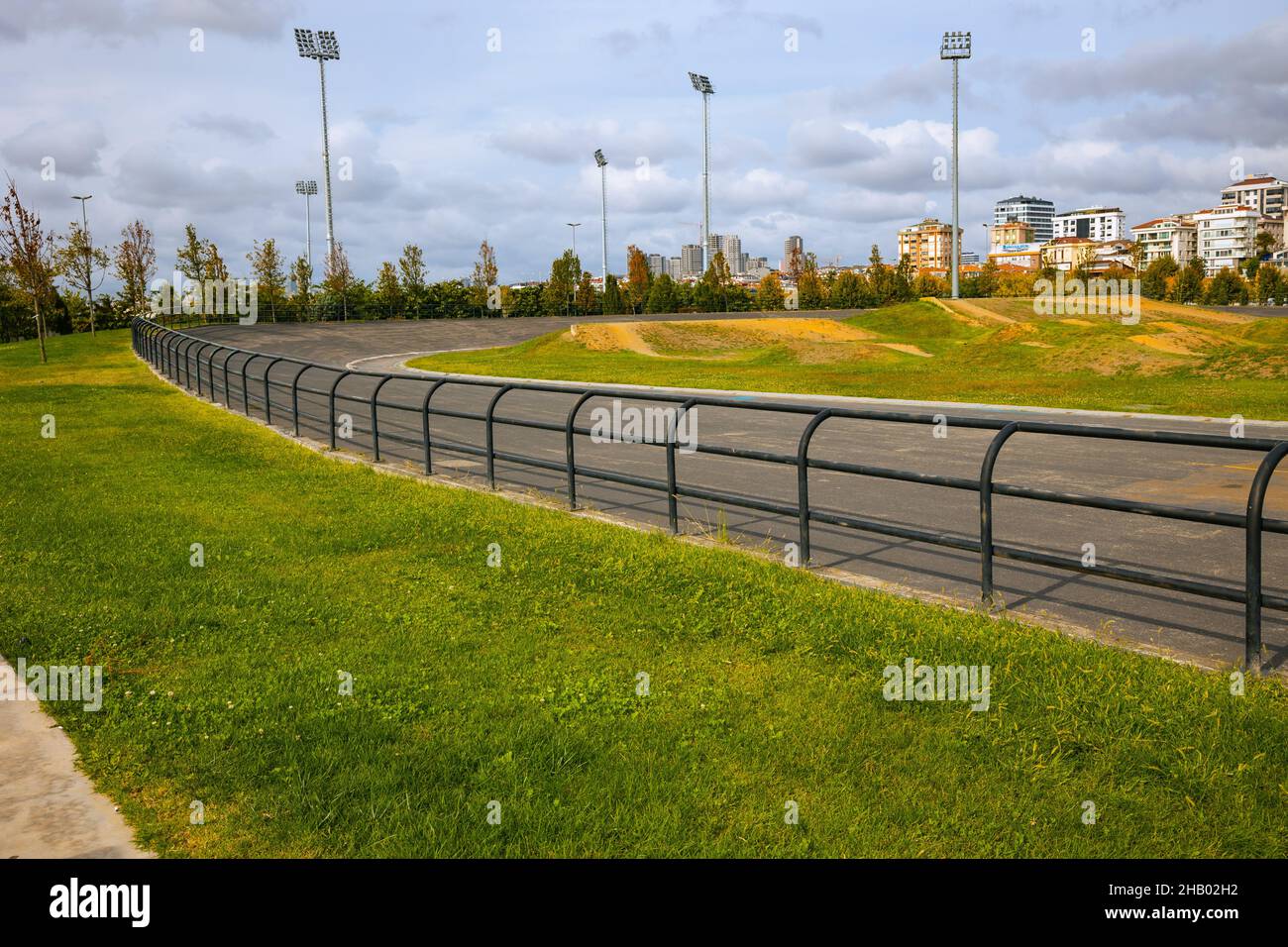 Vélodrome.Videz le velodrome dans le parc à l'automne.Photo de fond de style de vie sain. Banque D'Images