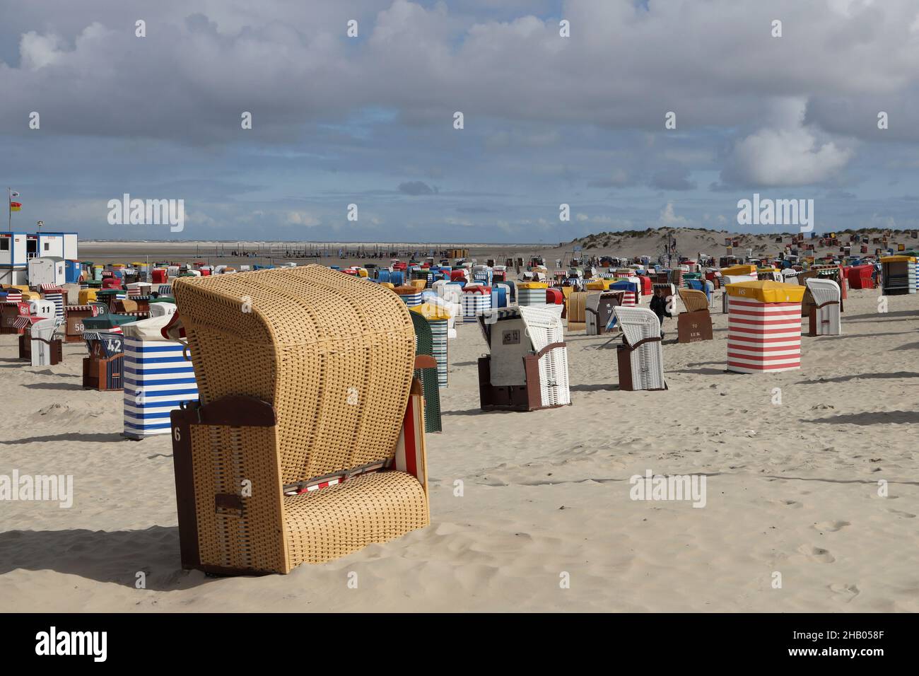 Grand groupe de chaises de plage couvertes en osier, île de la mer du Nord Borkum, Frise orientale, Basse-Saxe, Allemagne, Europe. Banque D'Images