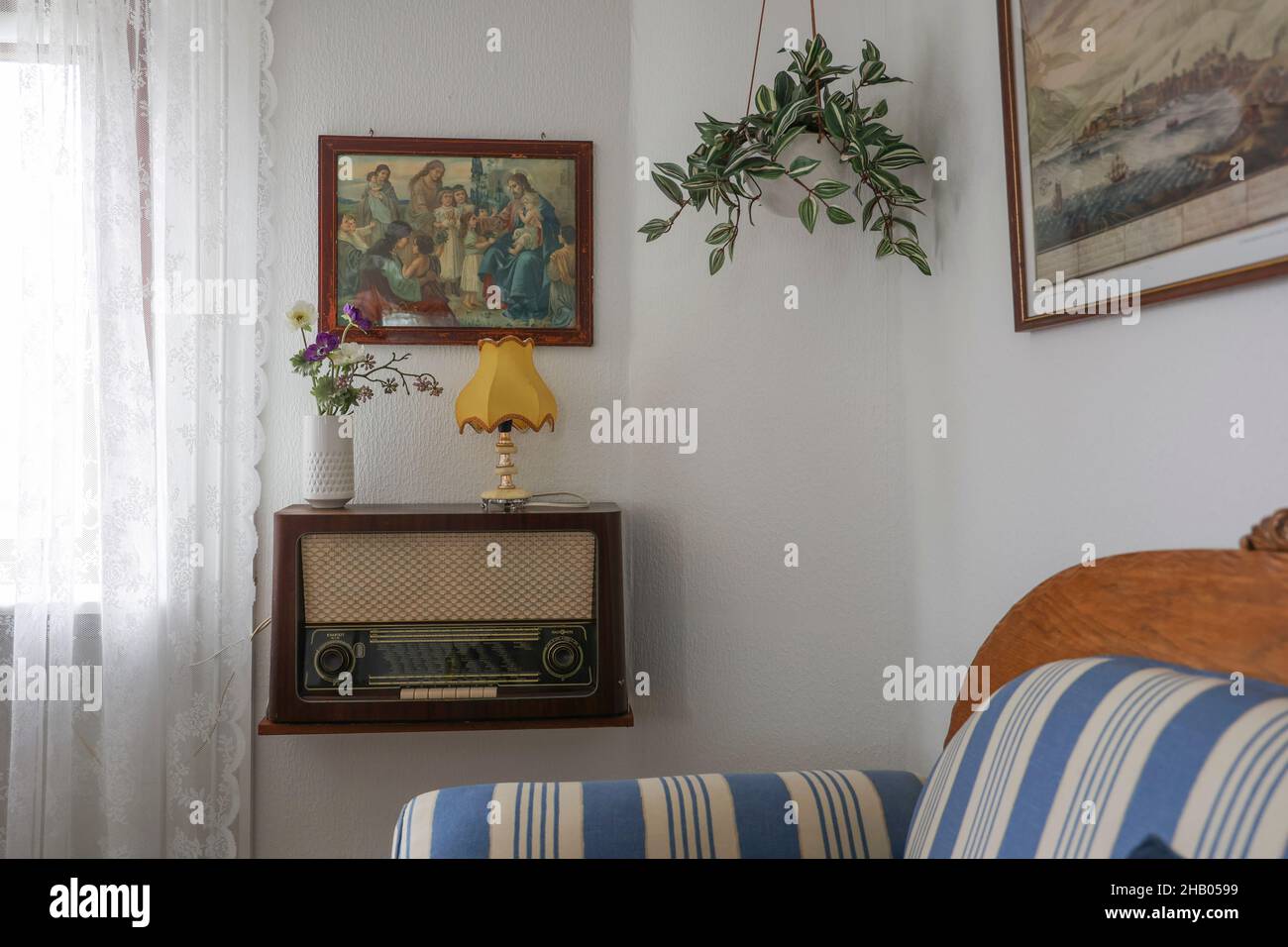 Radio tube vintage située sur une étagère en bois une maison à Sorvagur, îles Féroer Banque D'Images