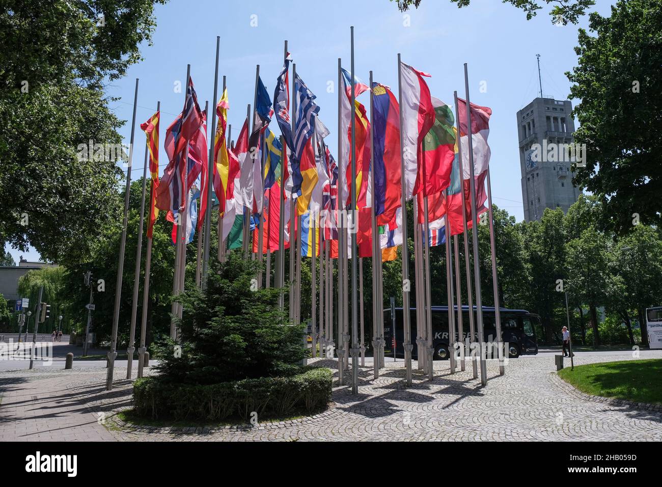 Drapeaux de tous les pays européens devant l'Office européen des brevets à Munich, en Allemagne. Banque D'Images