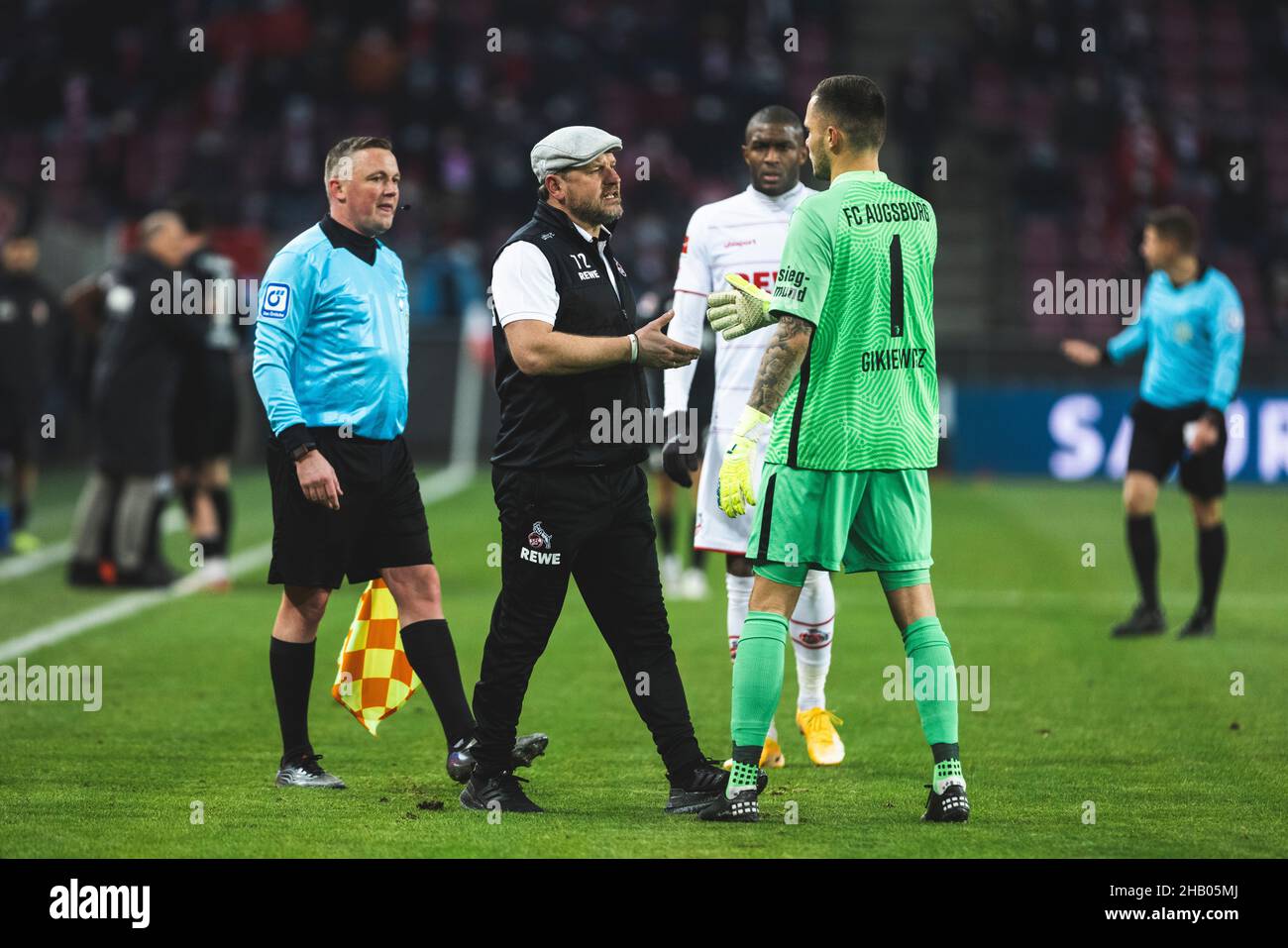 Kšln, RheinEnergieStadion, 10.12.21: Trainer Steffen Baumgart (1.FC Koeln) (L) redet mit Torwart Rafal Gikiewicz (Augsbourg) im Spiel der 1.Bundesliga Banque D'Images